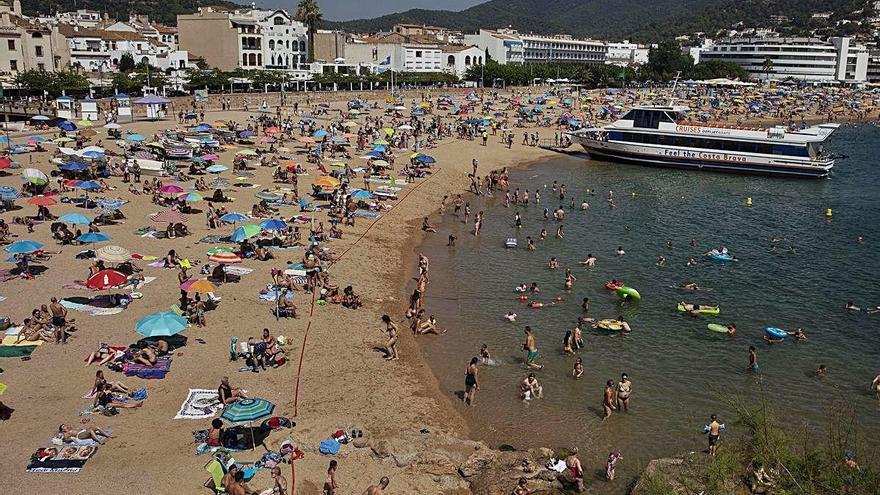 Platja plena amb respecte per la distància