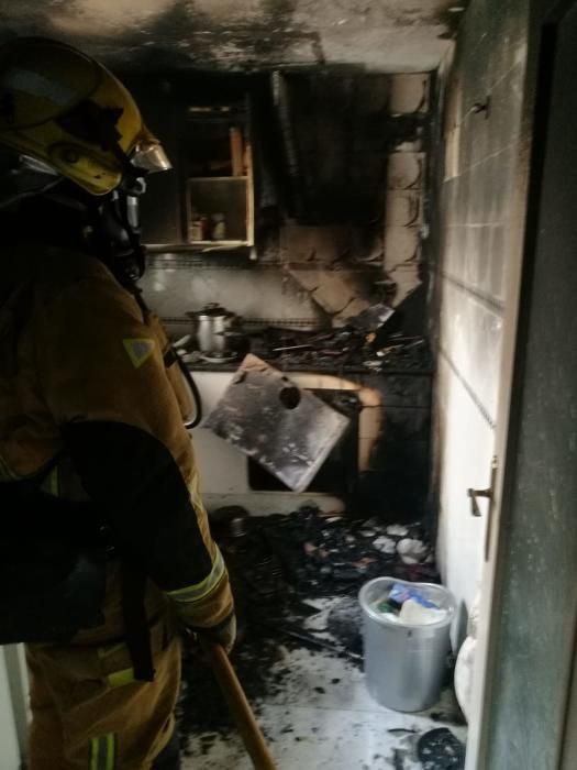 Bomberos, Guardia Civil y Policía Local de Torrevieja han intervenido en la extinción de un incendio y rescate de una persona en un piso de la calle Goleta