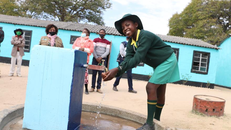 Agua limpia  para escuelas  y hospitales  en Zimbabue