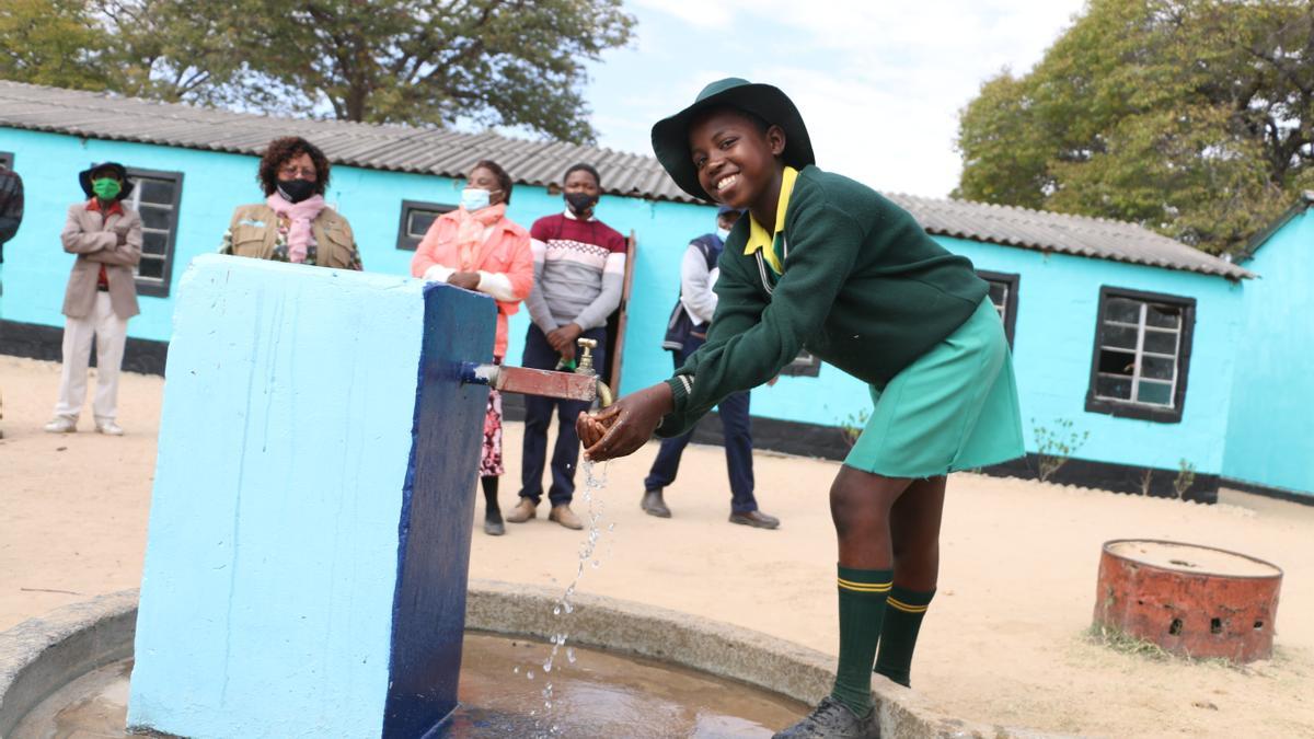 Agua limpia  para escuelas  y hospitales  en Zimbabue