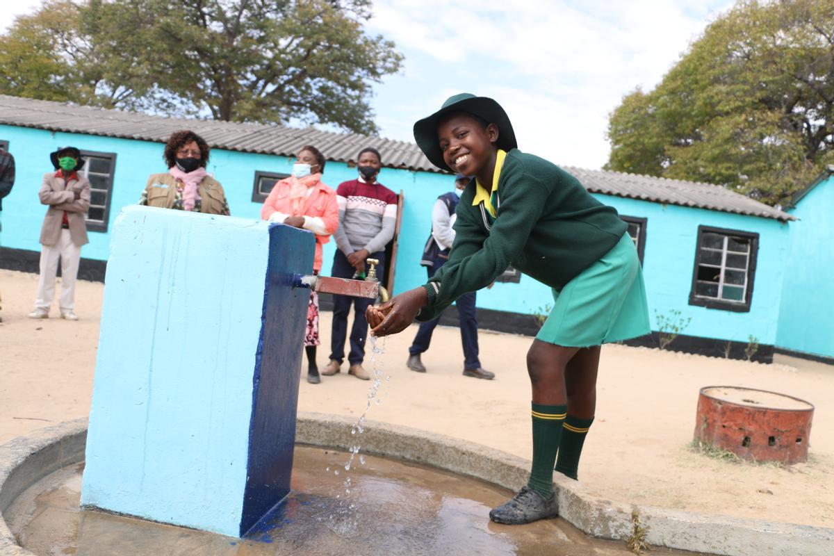 Agua limpia para escuelas y hospitales en Zimbabue