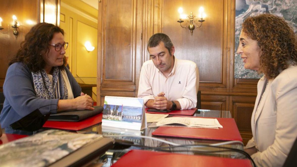 Covadonga Carballo y Manuel Campa, con una de los técnicos municipales durante la reunión de ayer. | María Fuentes