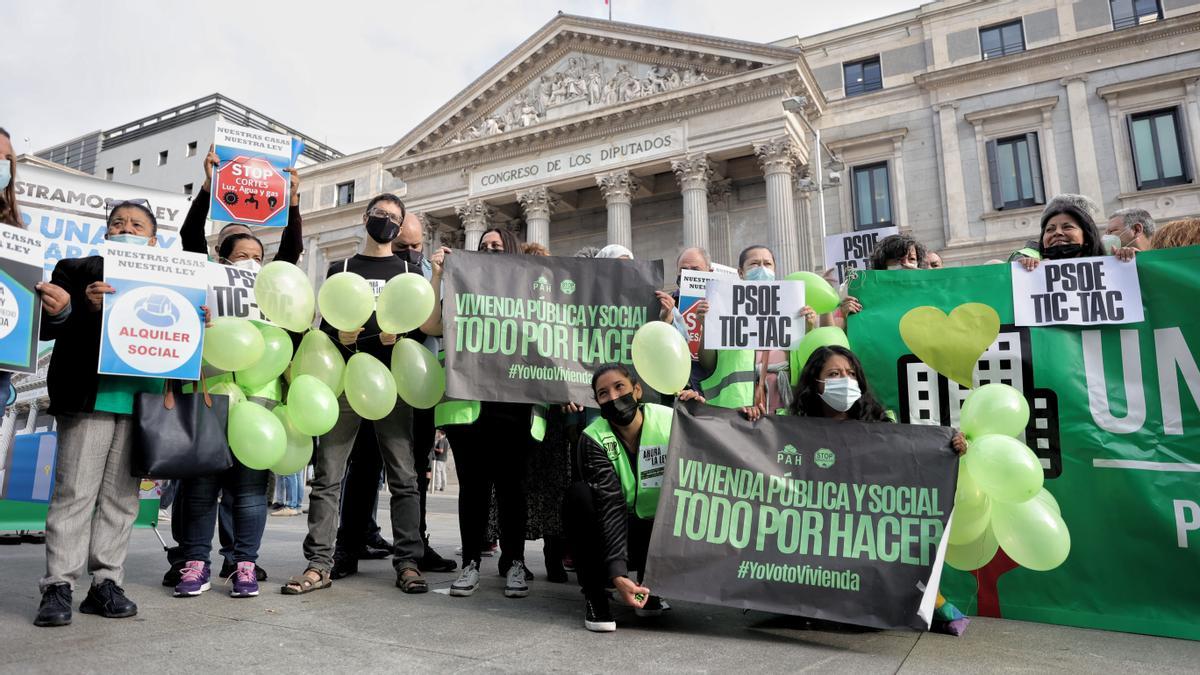Concentración de los movimientos en defensa de la vivienda frente al Congreso de los Diputados, este jueves. Concentración de los movimientos en defensa de la vivienda frente al Congreso de los Diputados, este jueves.