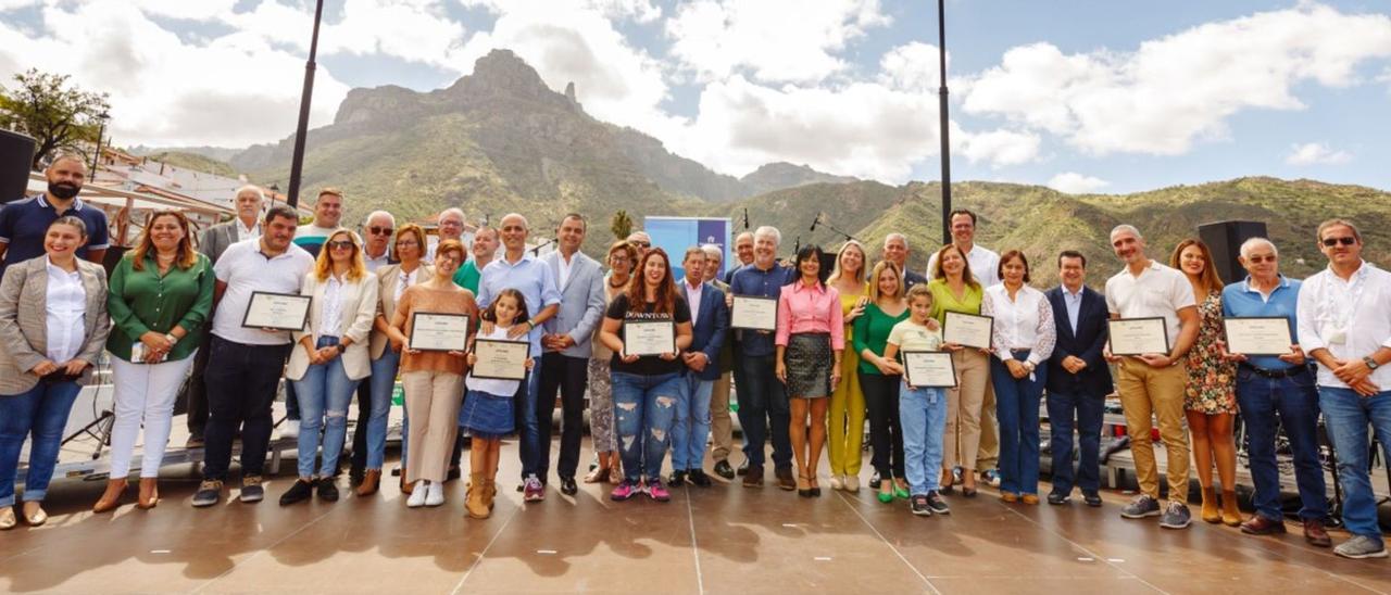 Autoridades del norte de Gran Canaria y los premiados ayer por sus iniciativas para consolidar el sector en la comarca, ayer, en la celebración del Día del Turismo. | | LP/DLP