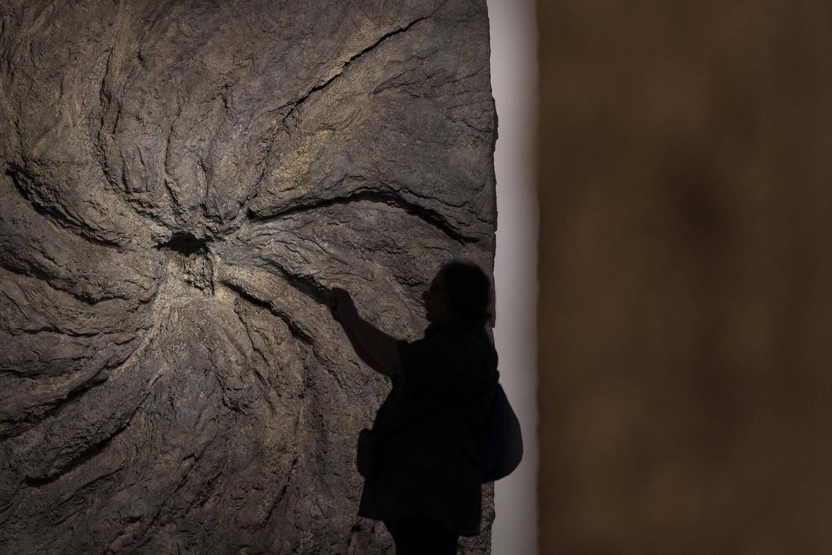 Vista general de la exposición dedicada a Cristina Iglesias en La Pedrera, la primera muestra monográfica sobre la artista en Barcelona, el 8 de octubre de 2025.