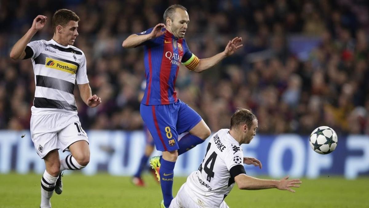 Iniesta evita a Jantschke, el jugador del Borussia, en el Camp Nou.