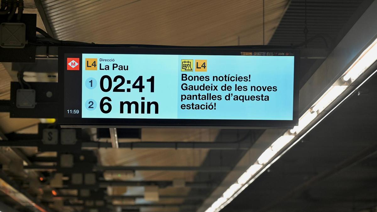 Una de las nuevas pantallas de información del metro de Barcelona