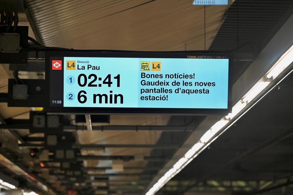 Una de las nuevas pantallas de información del metro de Barcelona