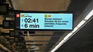 Una de las nuevas pantallas de información del metro de Barcelona