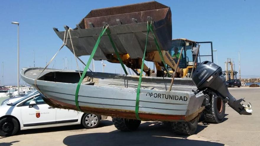 Decomisan un barco de pesca en Los Urrutias
