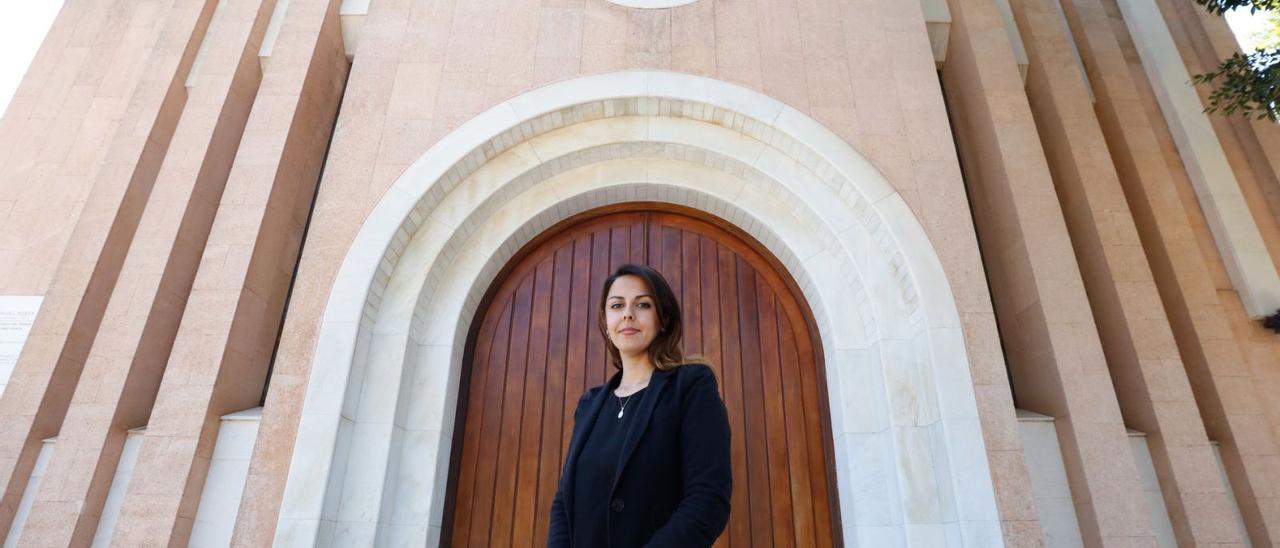 Ghazaleh Khorraminiya, ayer, delante de la parroquia de Nuestra Señora del Rosario, en Eivissa.  | J.A. RIERA