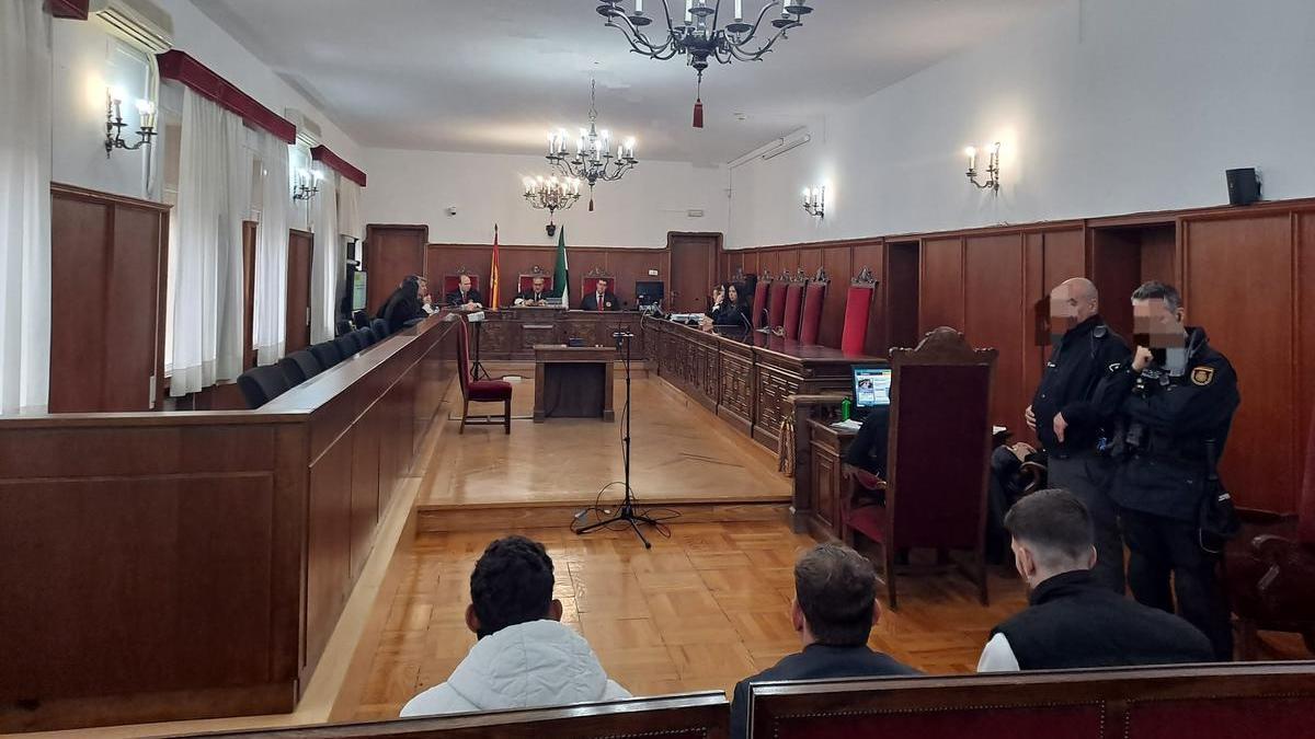 Los tres acusados, sentados, este martes en la Audiencia de Badajoz.