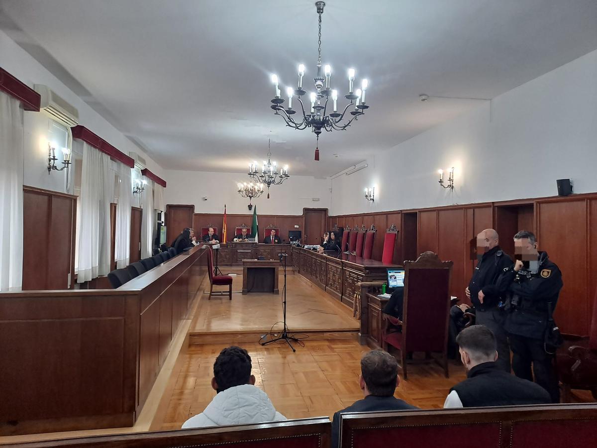 Los tres acusados, sentados, este martes en la Audiencia de Badajoz.