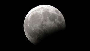 Vista de la luna llena durante un eclipse parcial lunar el 7 de agosto de 2017, en Hebrón (Cisjordania).