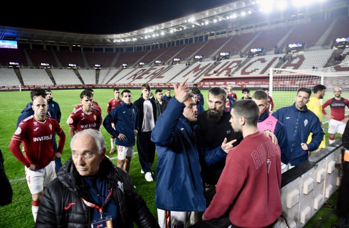 A Pedro León le ha tocado este año calmar en varias ocasiones el enfado de los aficionados por los malos resultados