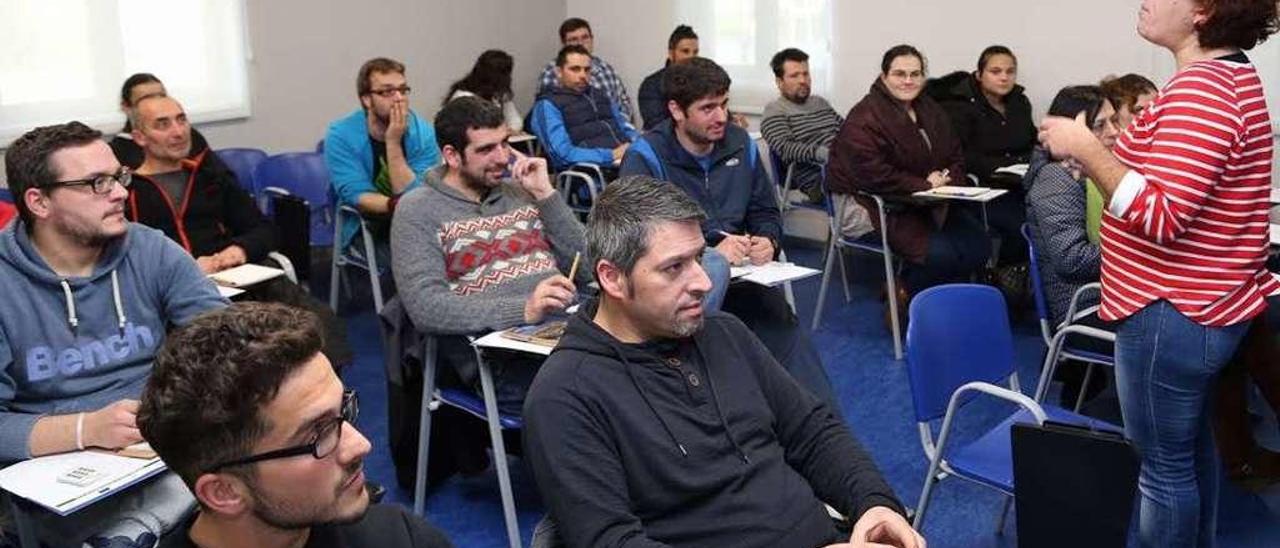 La primera clase del curso sobre explotación de algas, ayer. // Muñiz