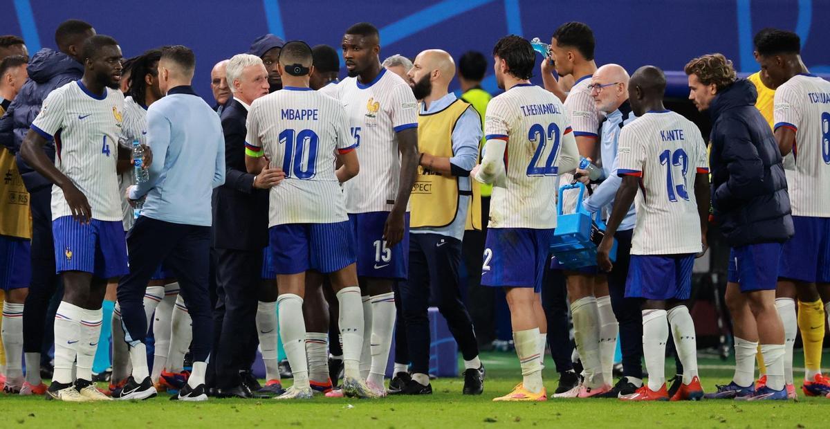 Kylian Mbappé, capitán de Francia, conversa con Didier Deschamps en la Eurocopa 2024.