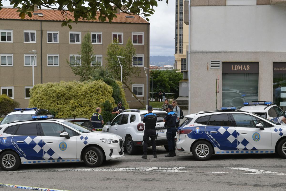Policías nacionales y locales en la zona de Os Rosales, en A Coruña, donde un hombre ha sido apuñalado mortalmente en el cuello. Policías nacionales y locales en la zona de Os Rosales, en A Coruña, donde un hombre ha sido apuñalado mortalmente en el cuello.