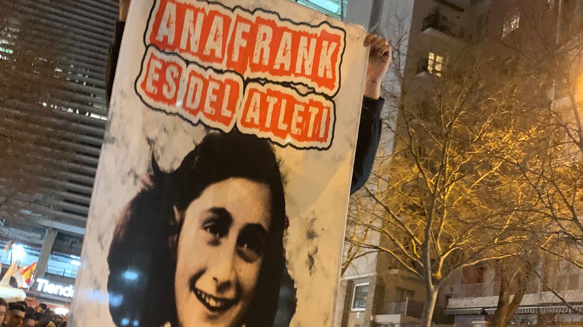 La pancarta &quot;Ana Frank es del Atleti&quot; mostrada cerca del Santiago Bernabéu antes del derbi madrileño