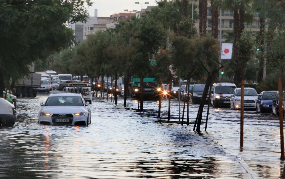 El paseo marítimo de Huelin y la calle Pacífico amanecían inundadas por el agua y provocando retenciones de tráfico.