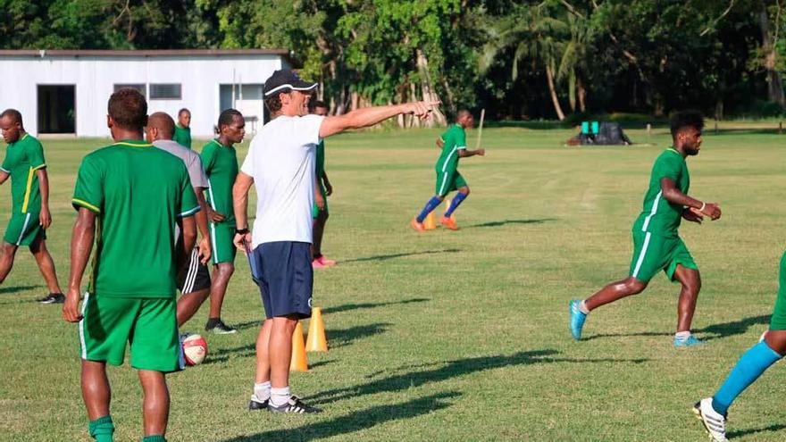 Felipe Vega-Arango da instrucciones durante uno de los entrenamientos de la selección de las Islas Salomón.