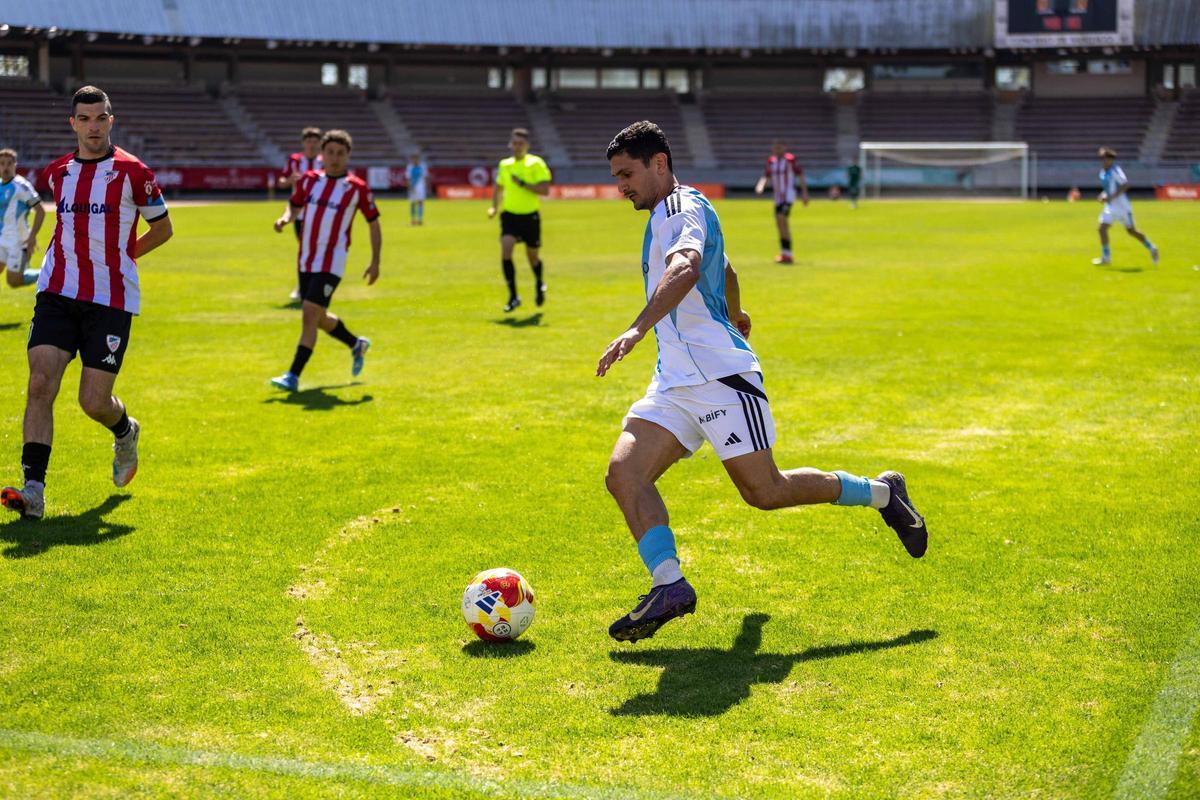 Antón Guisande maneja el balón ante el Atlético Arteixo en el estadio de San Lázaro.