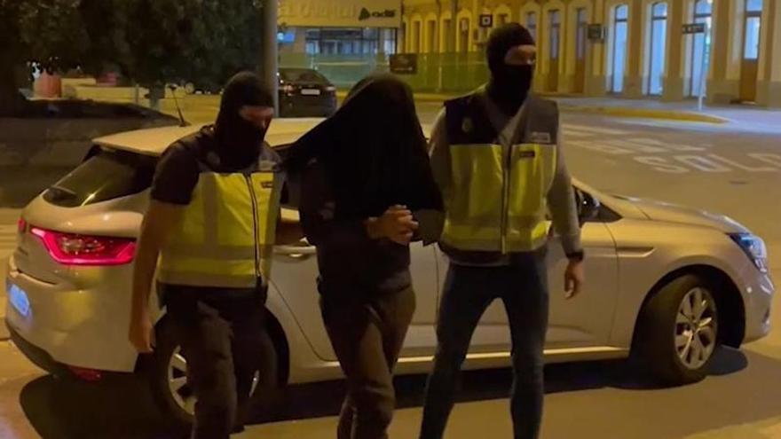 El detenido por la Policía Nacional, a su entrada a la comisaría del Carmen.