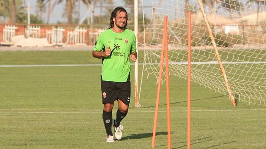 Santos, entrenando en solitario en el campo anexo al Martínez Valero.