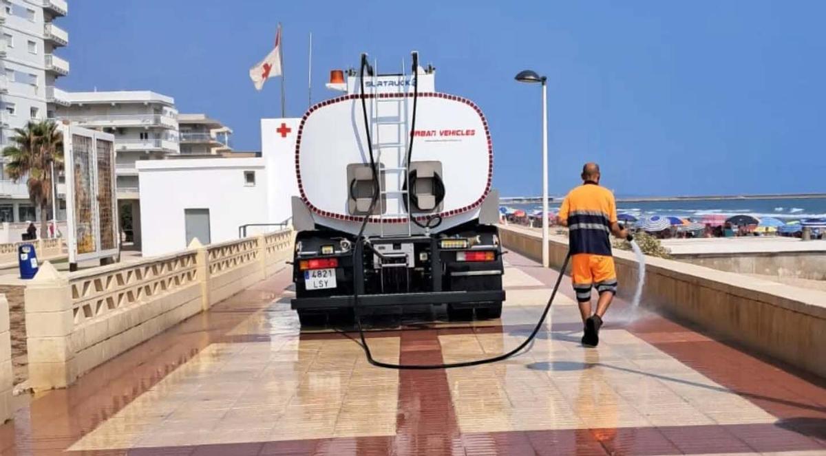 El corte de suministro de agua no afecta a la playa de Daimús