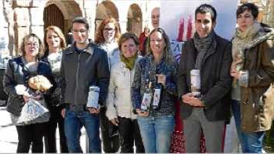 Participants a l&#039;acte de presentació, amb els productes protagonistes a les mans