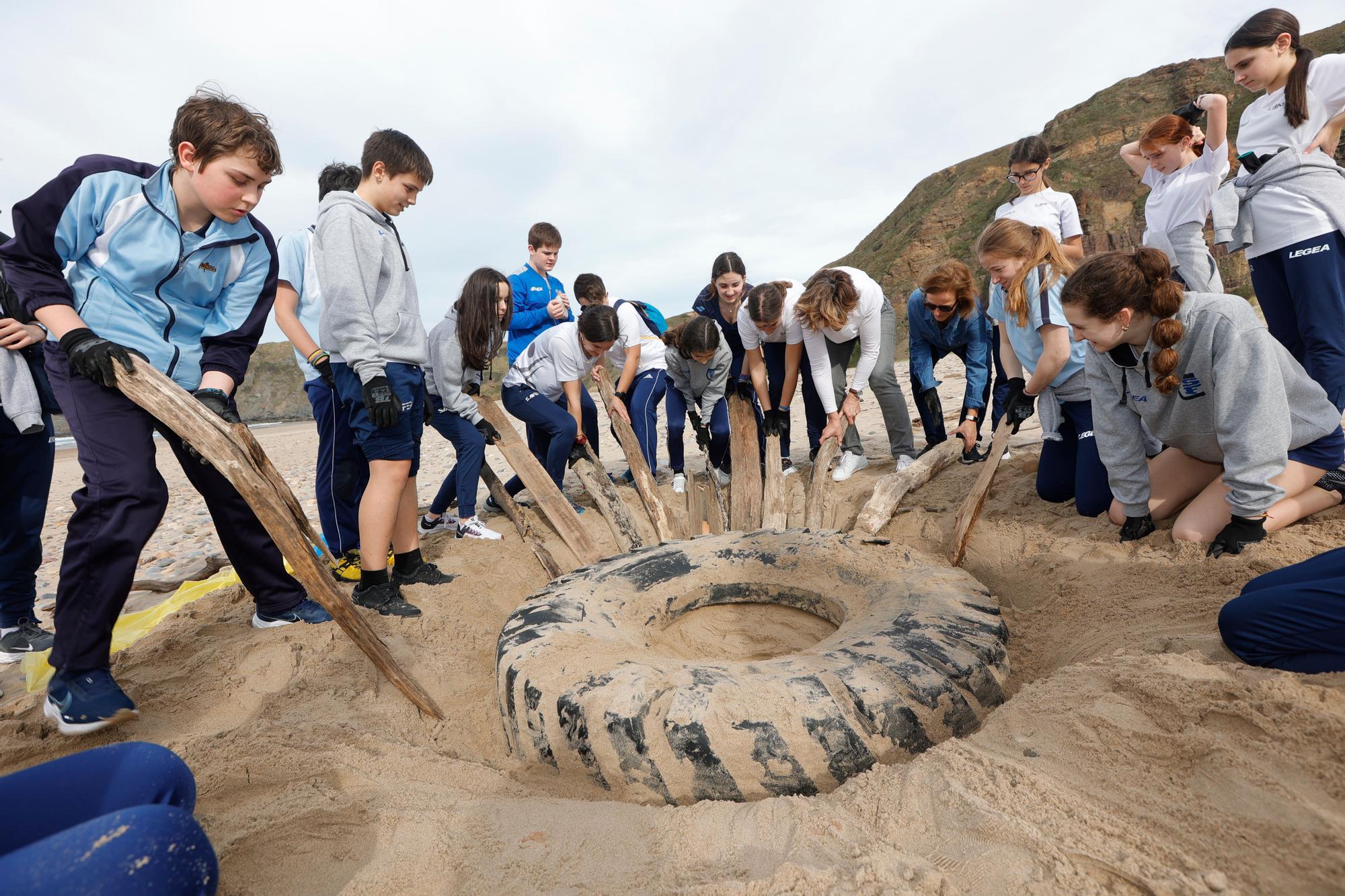 EN IMÁGENES: alumnos del colegio San Fernando limpian la playa de Xagó