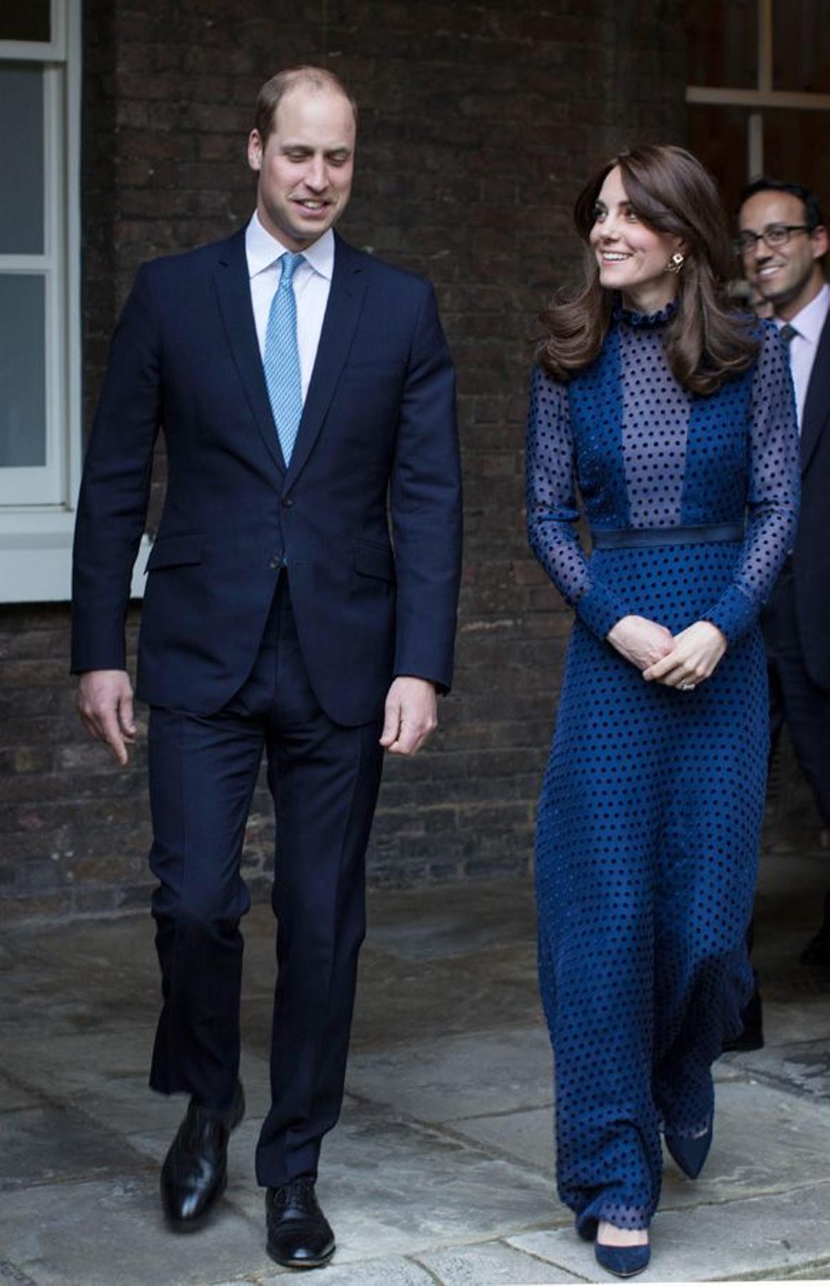 Kate Middleton junto al Duque de Cambridge durante una recepción