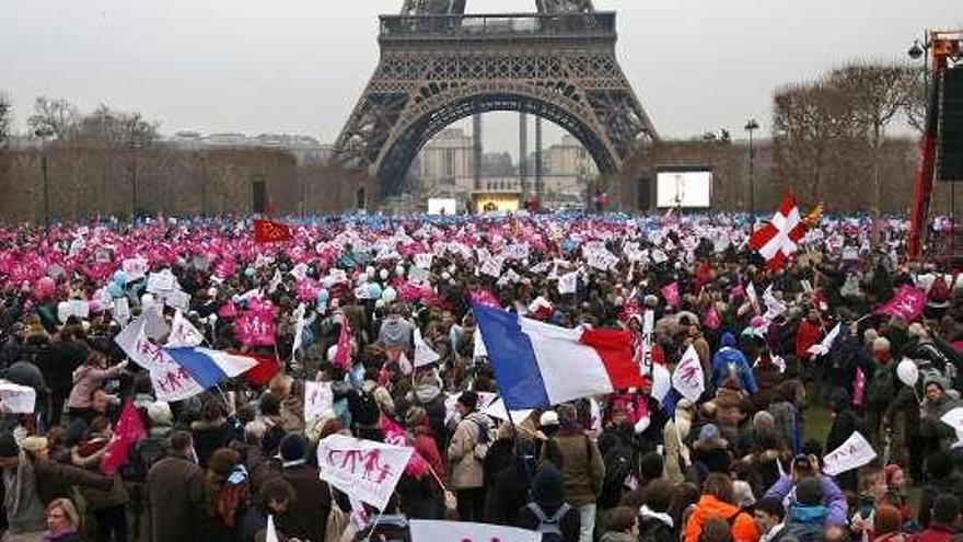 Miles de personas marchan en París contra la ley sobre las bodas gais