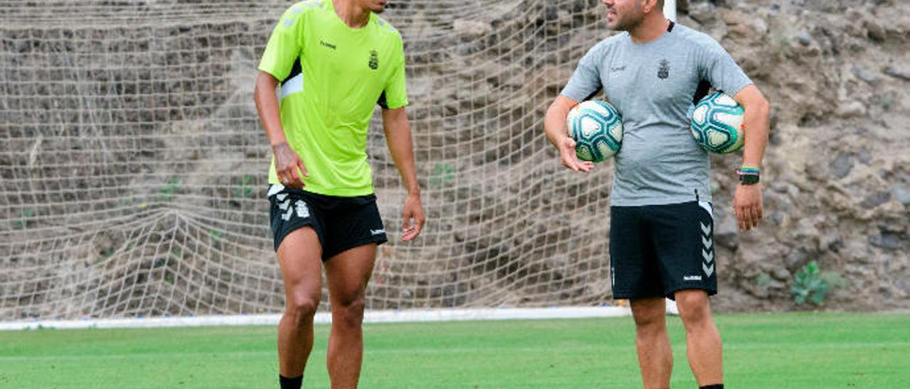 Mauricio Lemos, junto al readaptador Andrés Pérez, ayer.