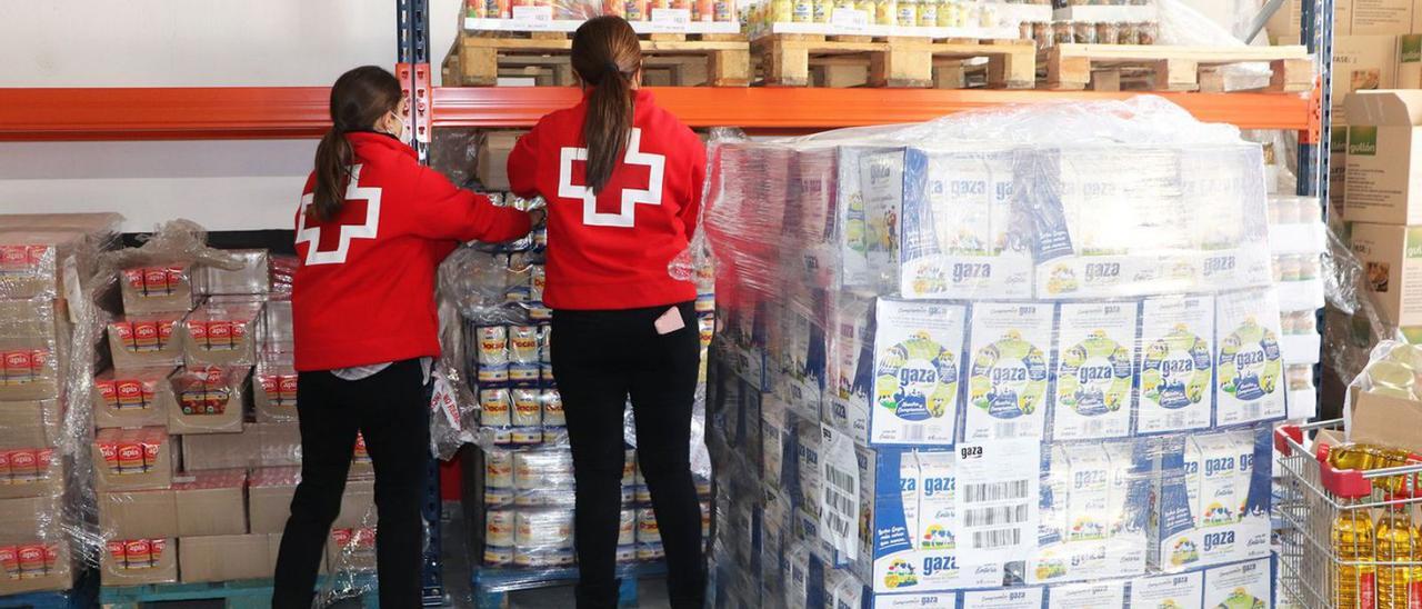 Dos trabajadoras de Cruz Roja Zamora, en el almacén de alimentos. | Cedida