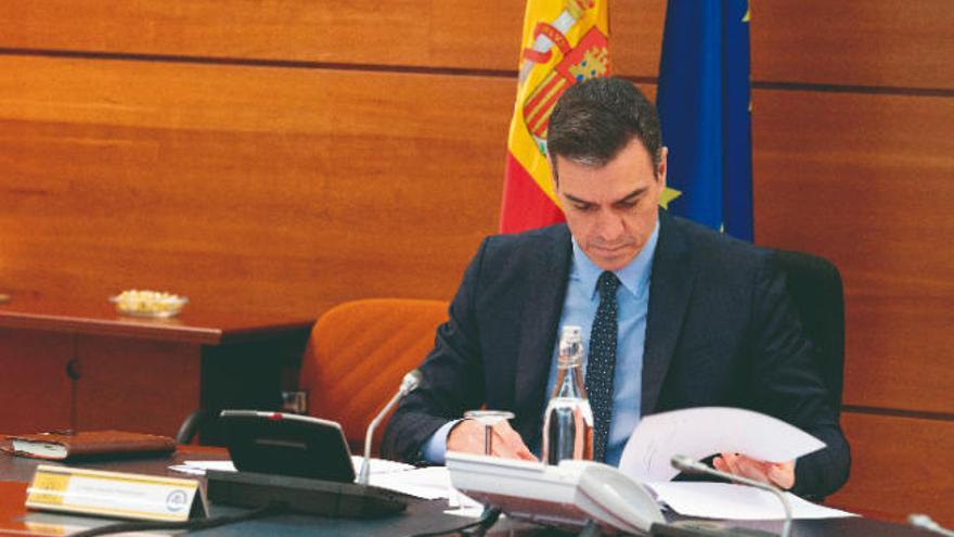 Pedro Sánchez consulta una documentación durante el Consejo de Ministros.