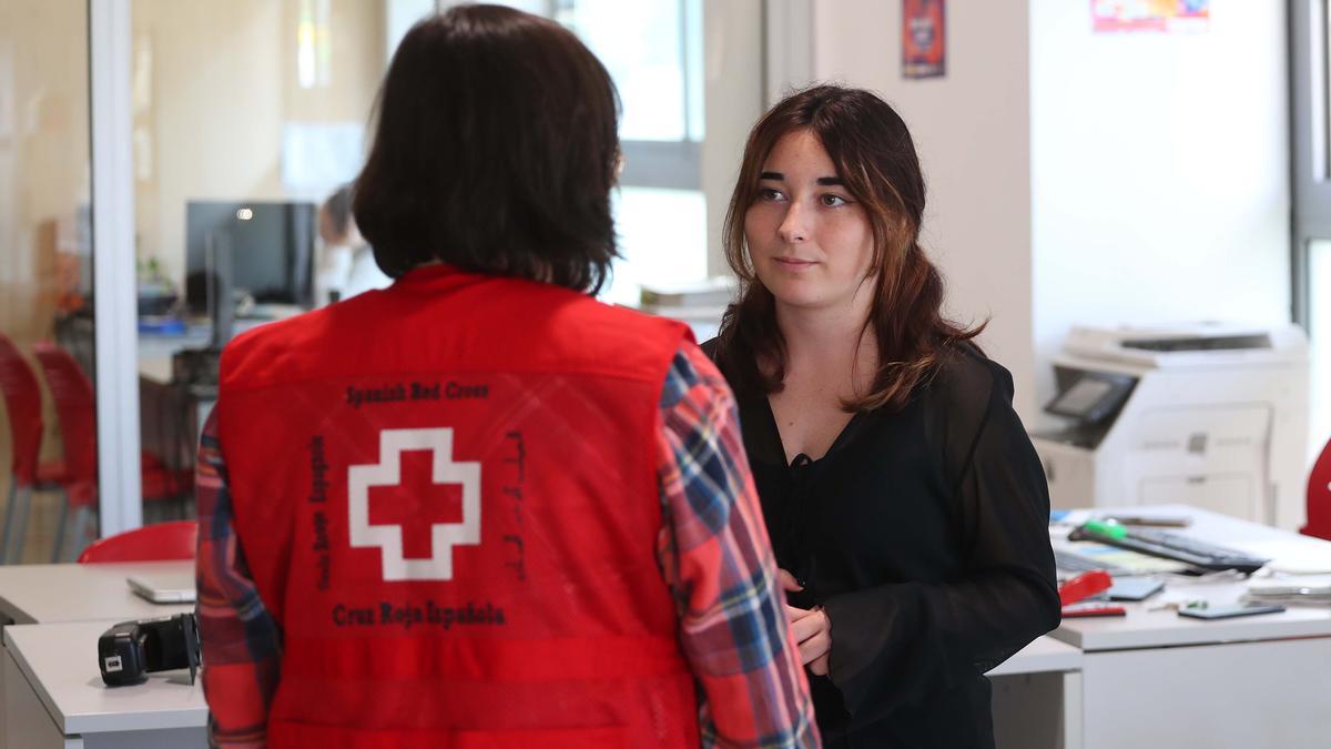 Vanesa, una joven ex tutelada, habla con una trabajadora de Cruz Roja en València.