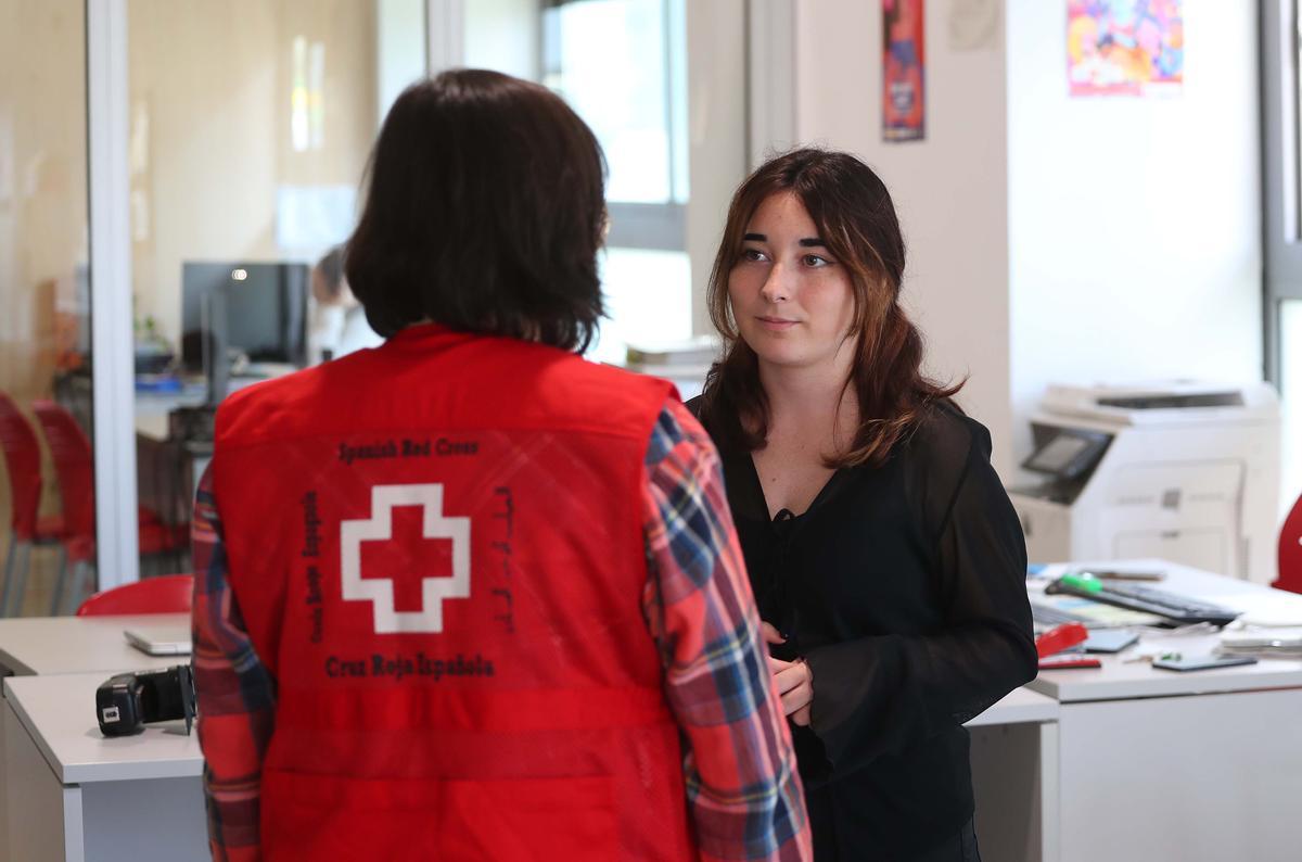 Vanesa, una joven ex tutelada, habla con una trabajadora de Cruz Roja en València.