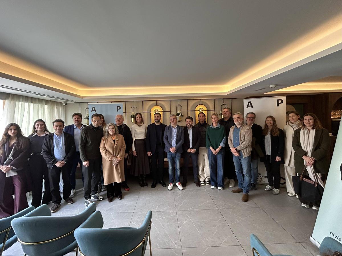 Los responsables políticos de Cultura, galeristas y directores de centros expositivos, durante la presentación