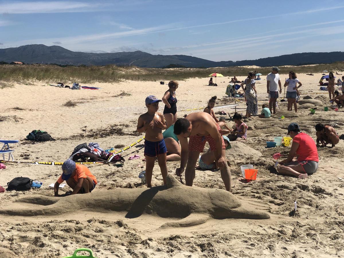 Uno de los delfines de arena creados en la playa