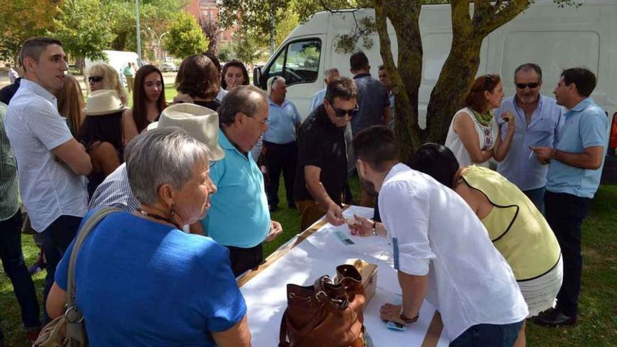 Afiliados, simpatizantes, alcaldes y concejales, recogiendo el tique de la comida.