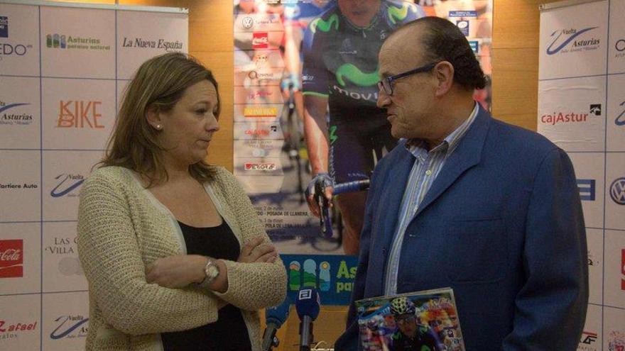 Cristina Álvarez-Mendo y Coque Montero, antes de anunciar la cancelación de la Vuelta a Asturias.