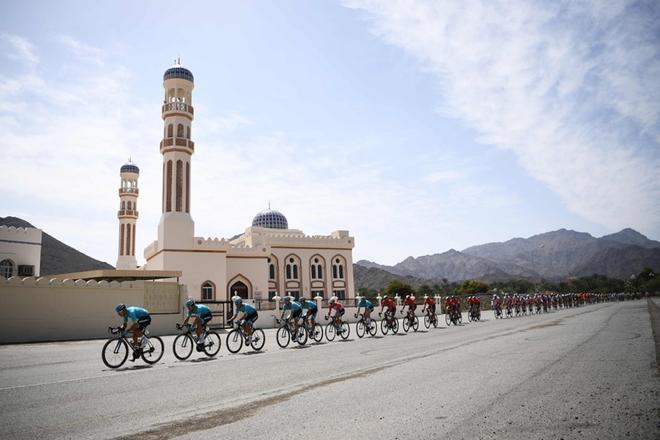 El peloton se lleva a cabo durante la quinta etapa del tour en bicicleta de Omán entre Samail y Jabal Al Akhdhar (Green Mountain) en Samail.