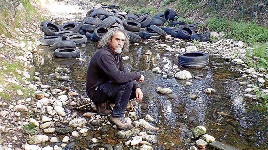 El portavoz de Gadma, Bernat Fiol, junto a los neumáticos.