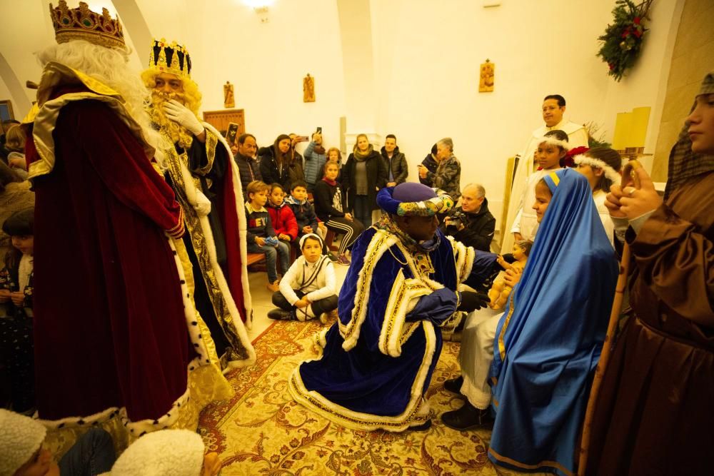 Los Reyes Magos, escoltados por pajes reales y bailarinas, reparten entre el público 800 kilos de caramelos y gominolas