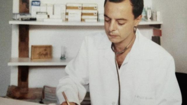 Miguel González durante sus primeros años como médico. |