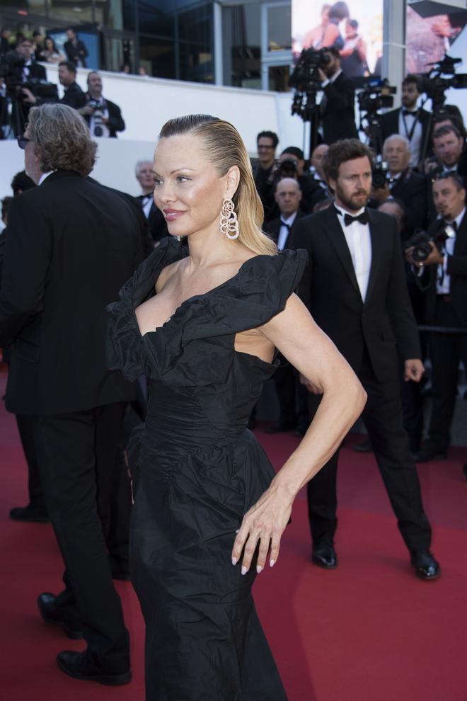 Pamela Anderson en el Festival de Cannes vestida de negro