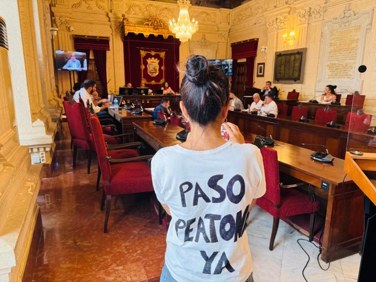 Una vecina de la Junta de los Caminos, con una camiseta reivindicativa del acceso peatonal seguro al Puerto de la Torre.