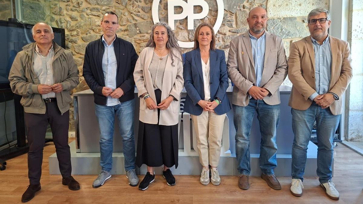 Luisa Sánchez, con representantes de los agentes y ediles del PP de Vigo.