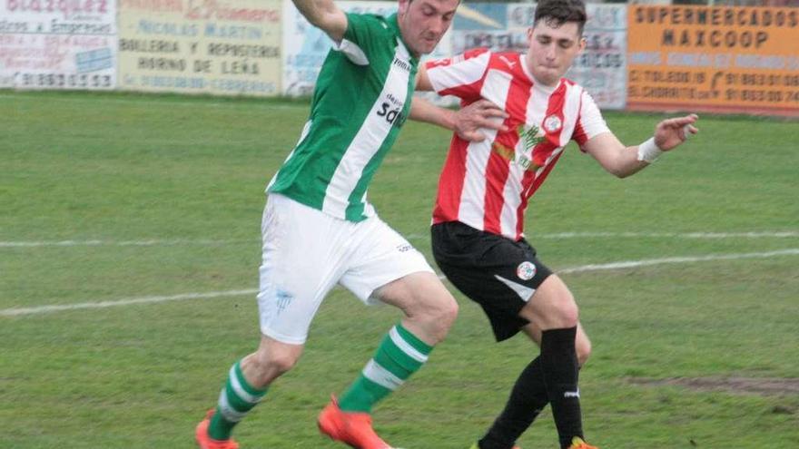 Un jugador de la Cultural Cebrereña controla el cuero bien marcado por la defensa rojiblanca.